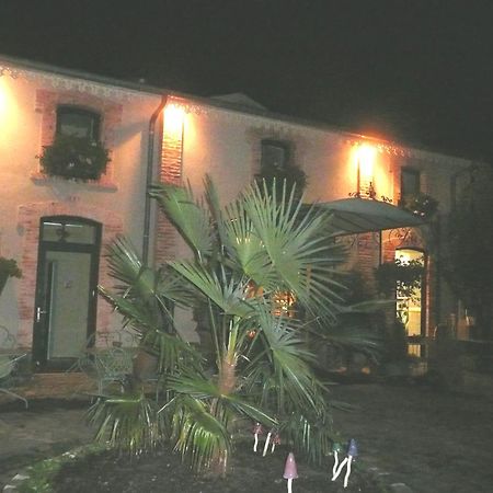 Au Fond De La Cour Bed & Breakfast Veyre-Monton Luaran gambar