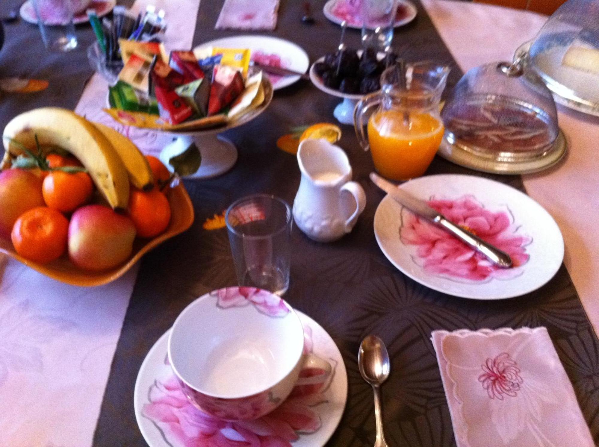 Au Fond De La Cour Bed & Breakfast Veyre-Monton Luaran gambar