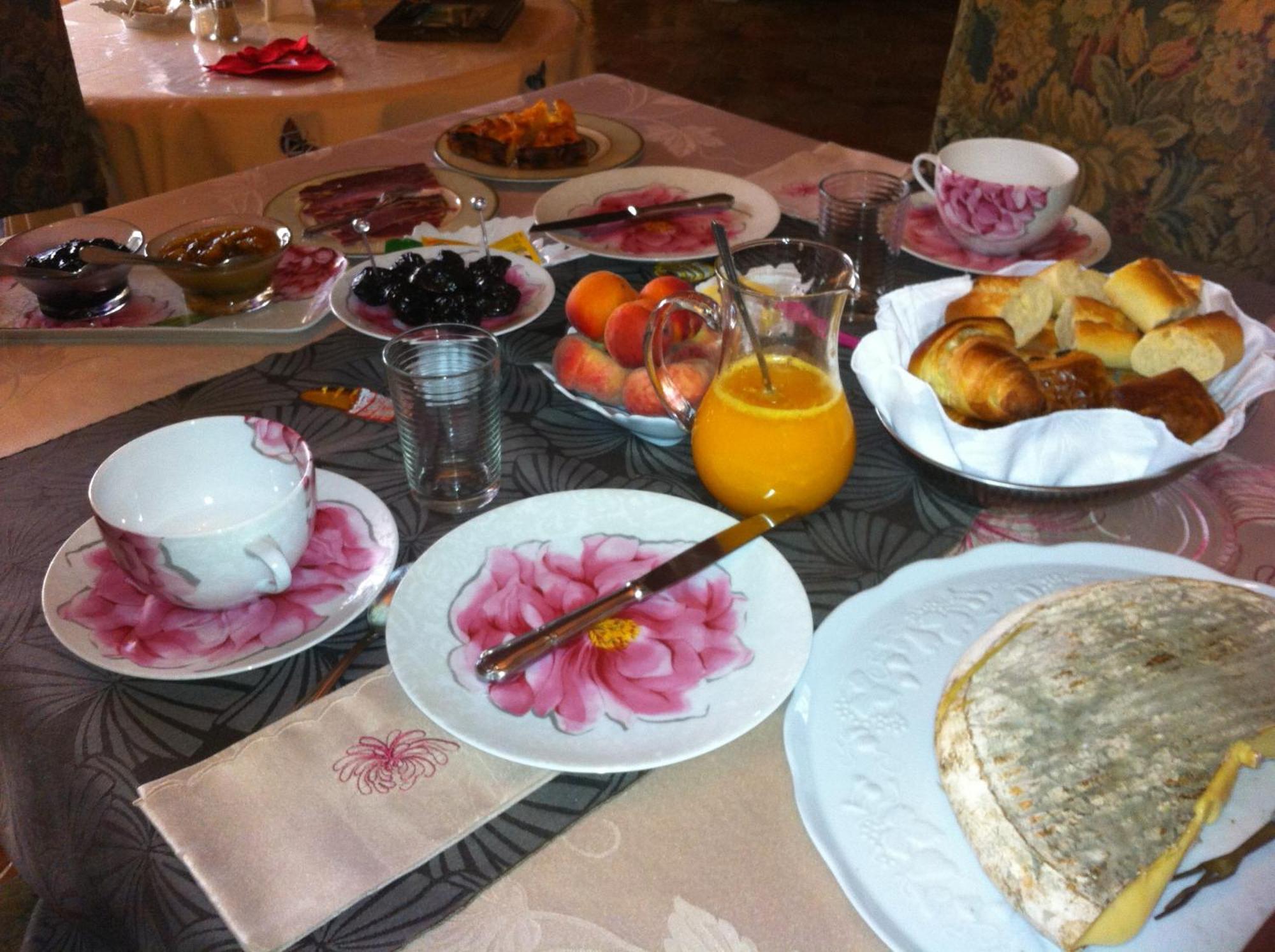 Au Fond De La Cour Bed & Breakfast Veyre-Monton Luaran gambar