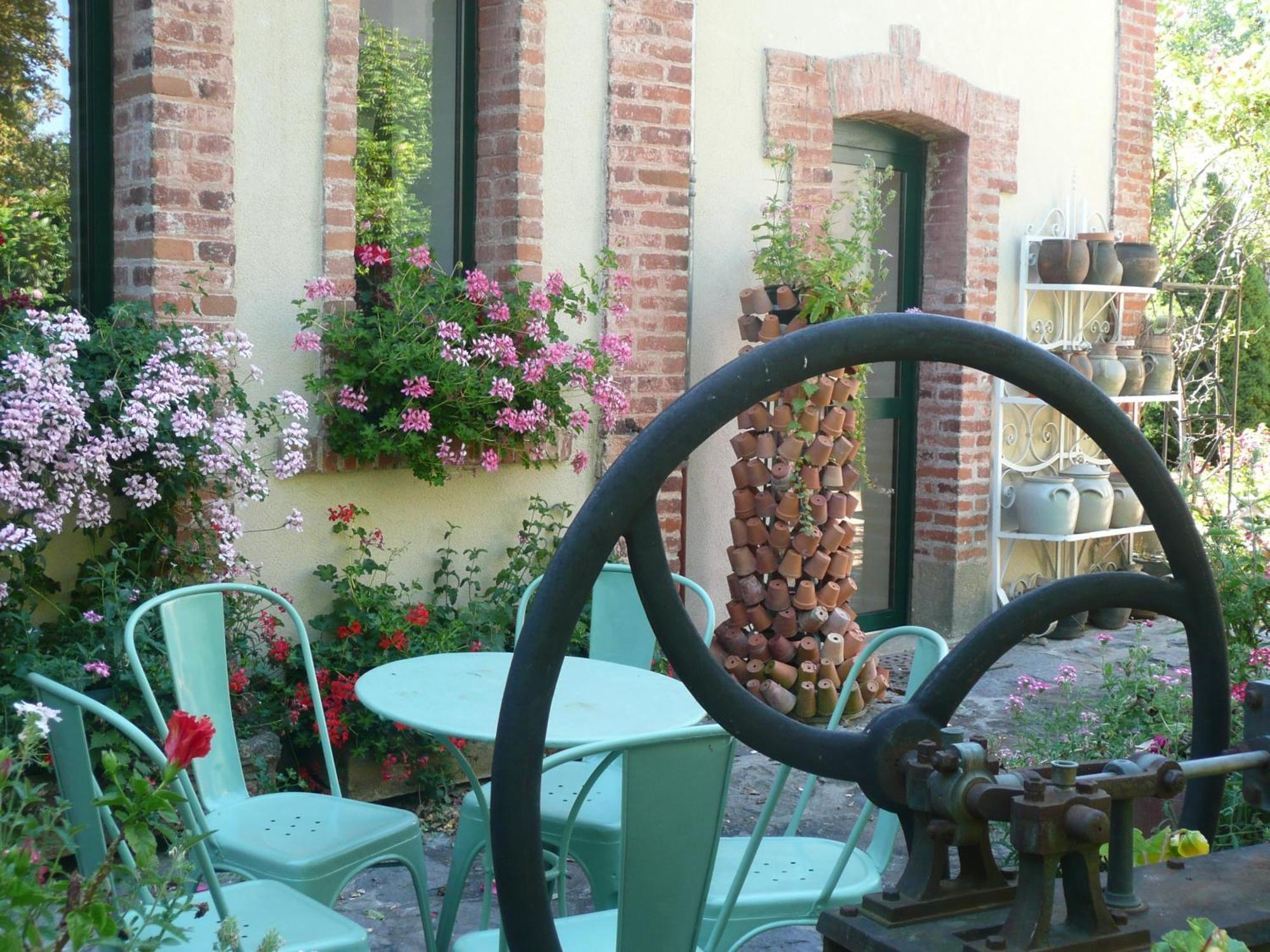 Au Fond De La Cour Bed & Breakfast Veyre-Monton Luaran gambar