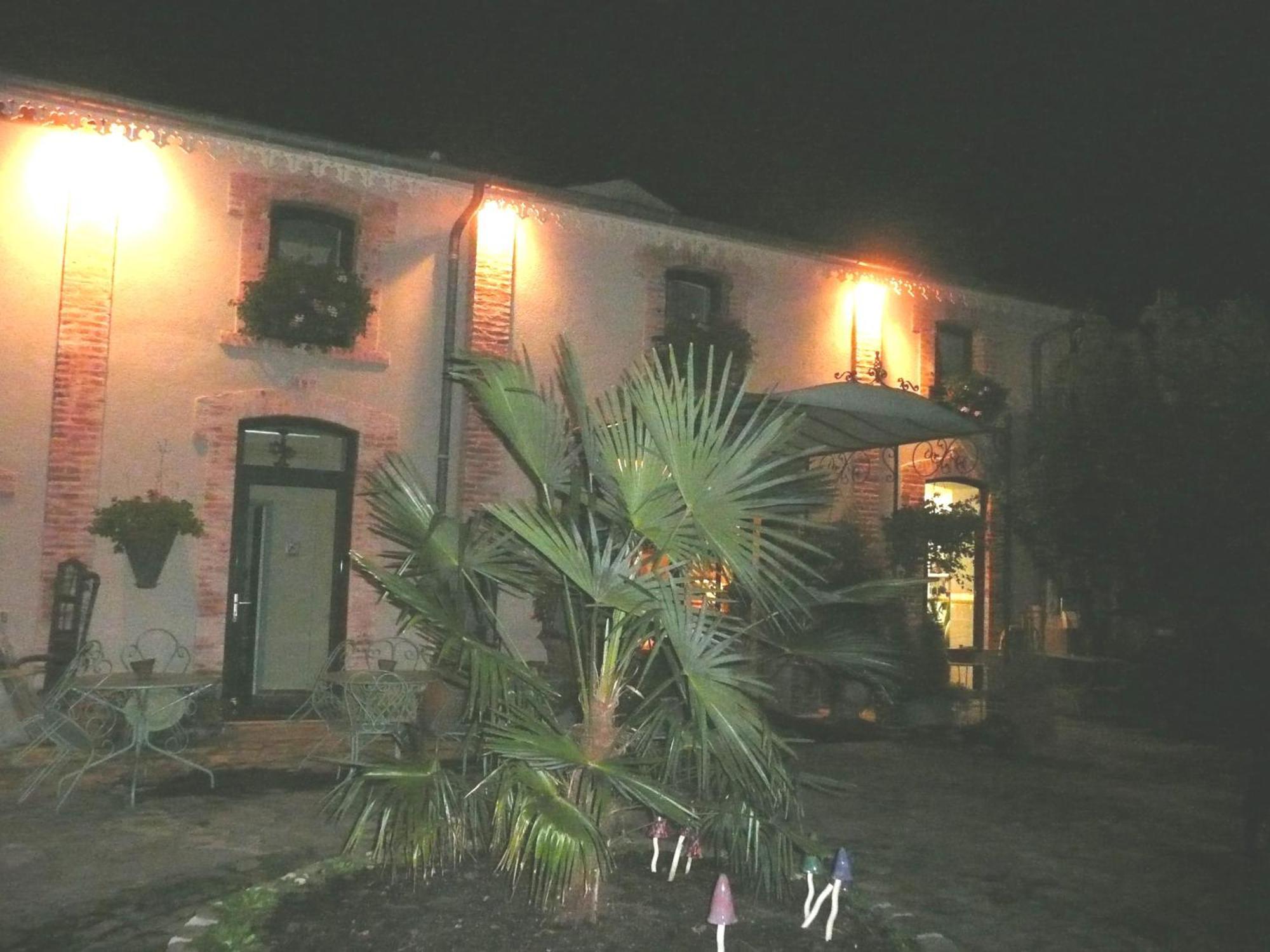 Au Fond De La Cour Bed & Breakfast Veyre-Monton Luaran gambar