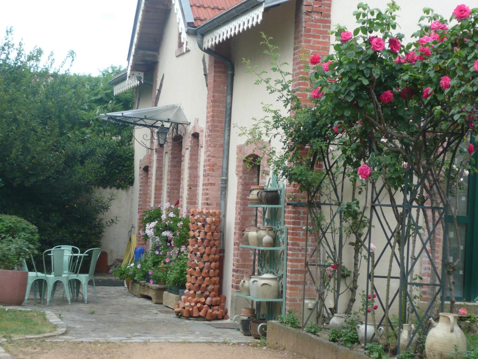 Au Fond De La Cour Bed & Breakfast Veyre-Monton Luaran gambar