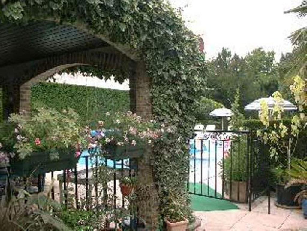 Au Fond De La Cour Bed & Breakfast Veyre-Monton Luaran gambar