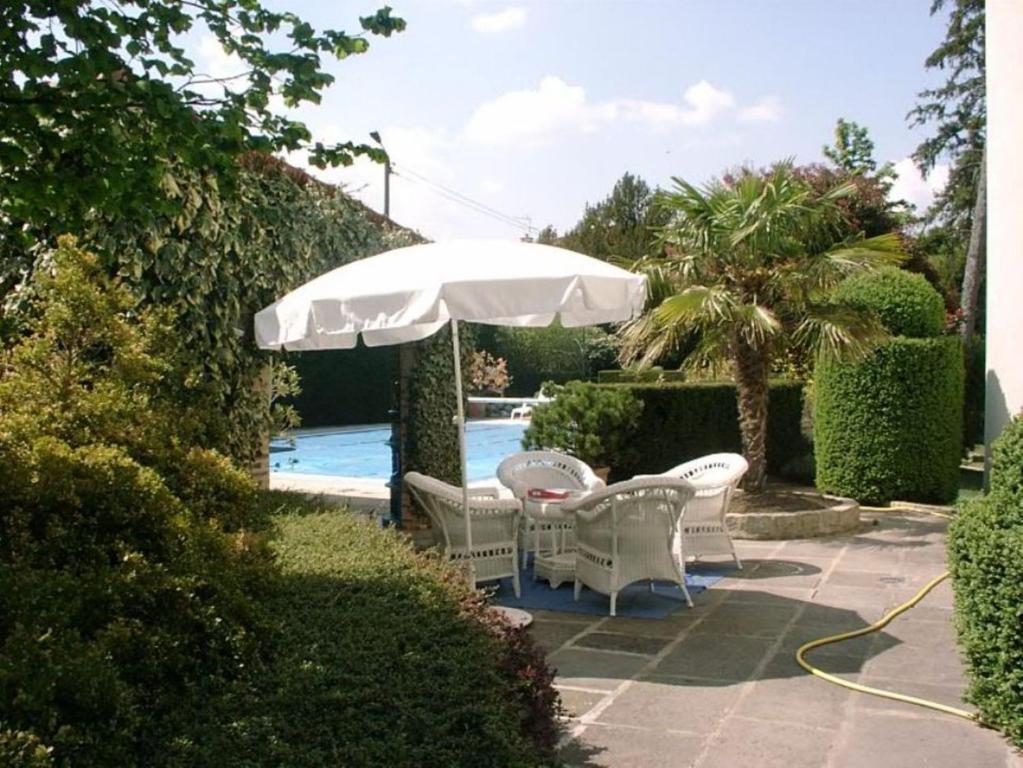 Au Fond De La Cour Bed & Breakfast Veyre-Monton Luaran gambar