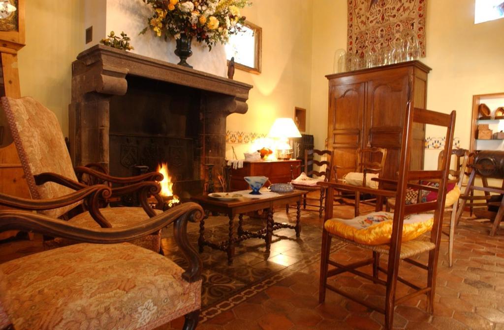 Au Fond De La Cour Bed & Breakfast Veyre-Monton Luaran gambar