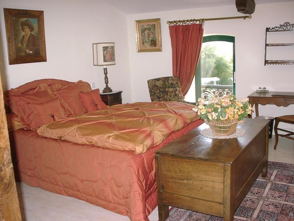 Au Fond De La Cour Bed & Breakfast Veyre-Monton Bilik gambar