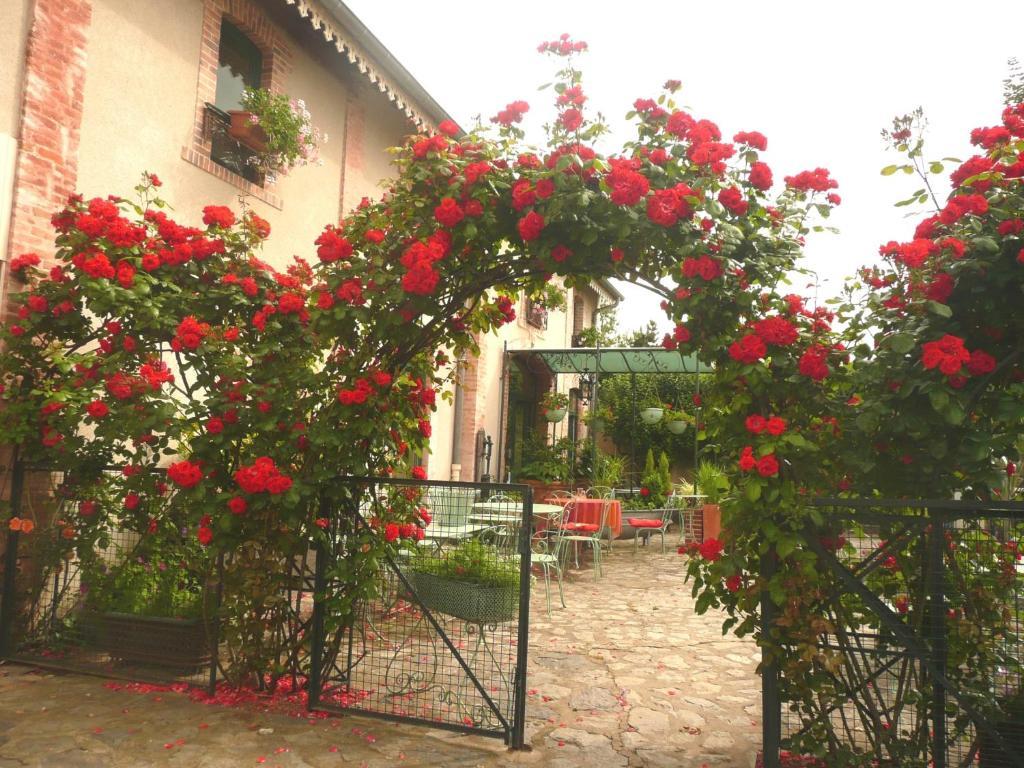 Au Fond De La Cour Bed & Breakfast Veyre-Monton Luaran gambar