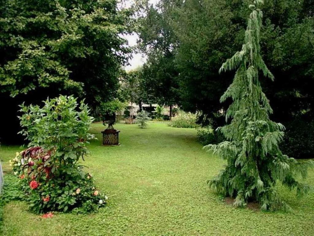 Au Fond De La Cour Bed & Breakfast Veyre-Monton Luaran gambar