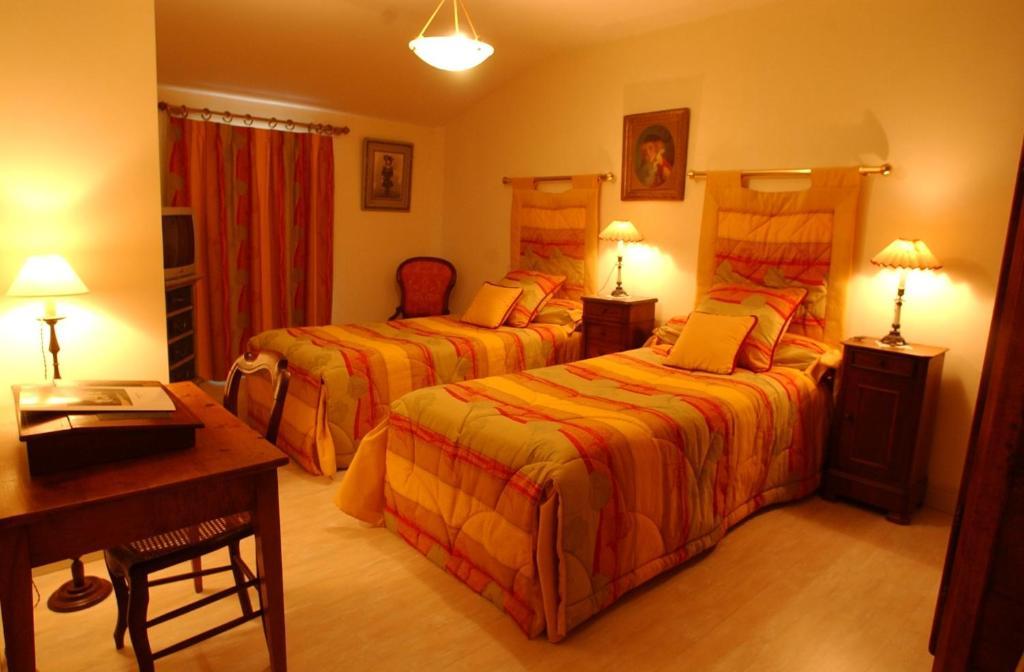 Au Fond De La Cour Bed & Breakfast Veyre-Monton Bilik gambar